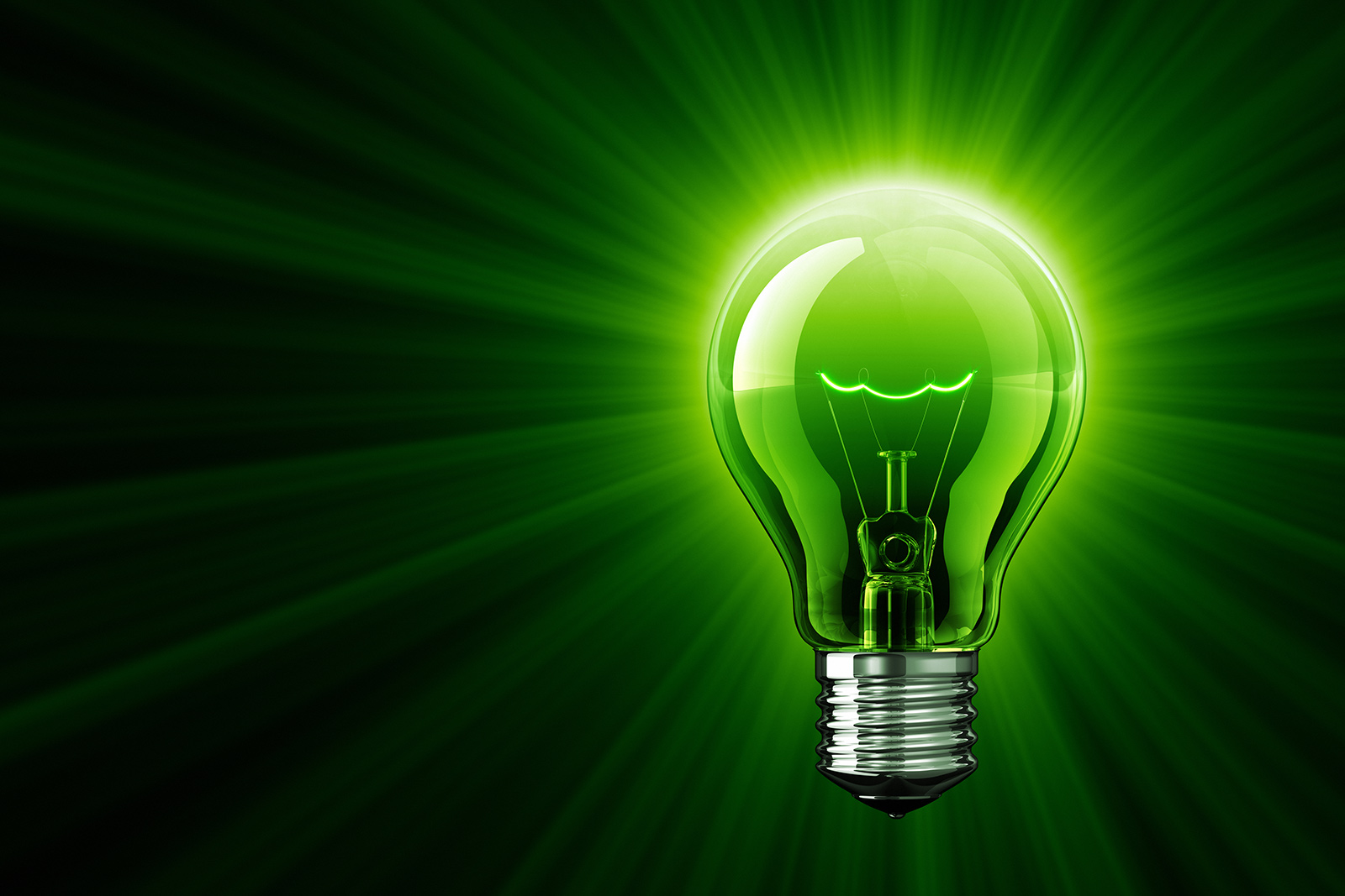 Лампочка на зеленом фоне